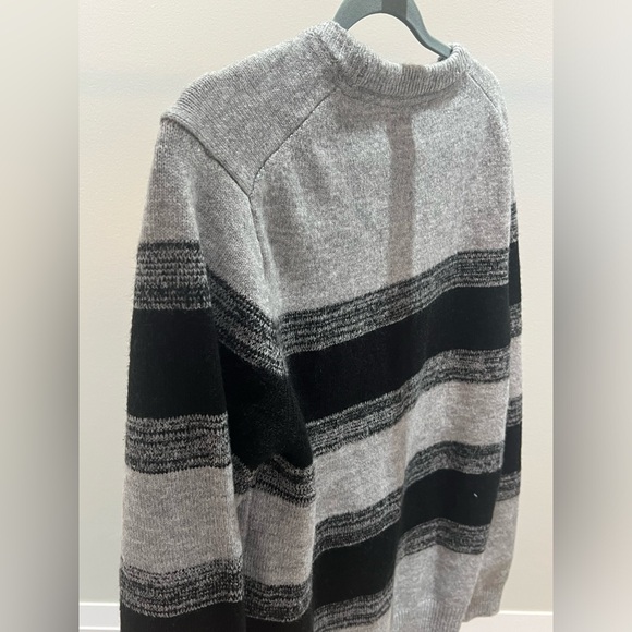 GUESS GREY AND BLACK SWEATER. - Picture 2 of 4